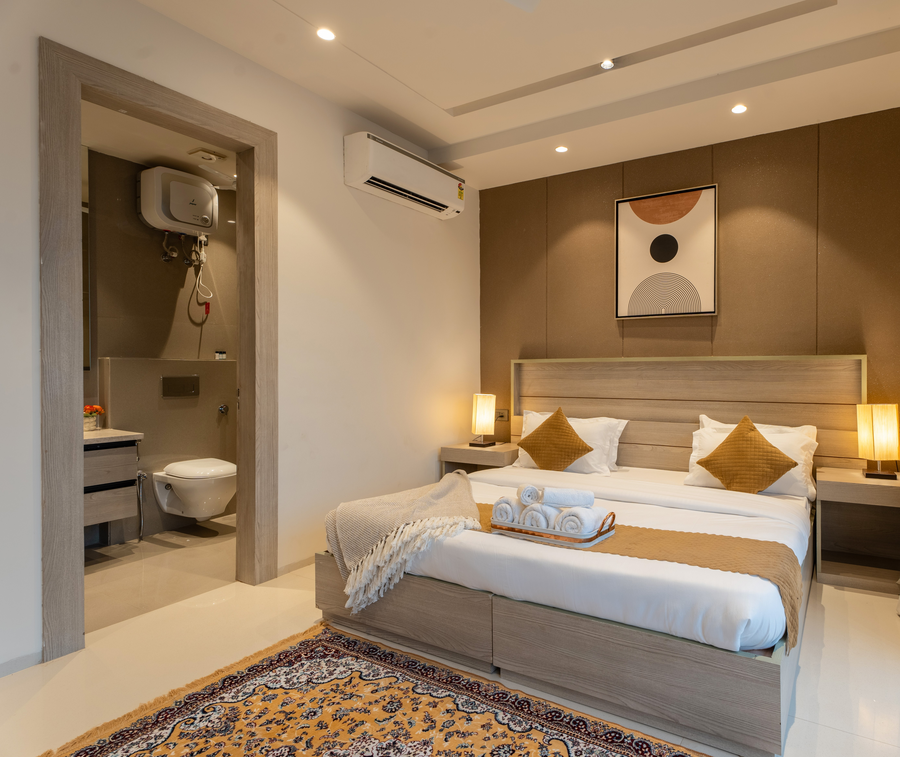 the lodgers luxury hotel near golf course road gurgaon