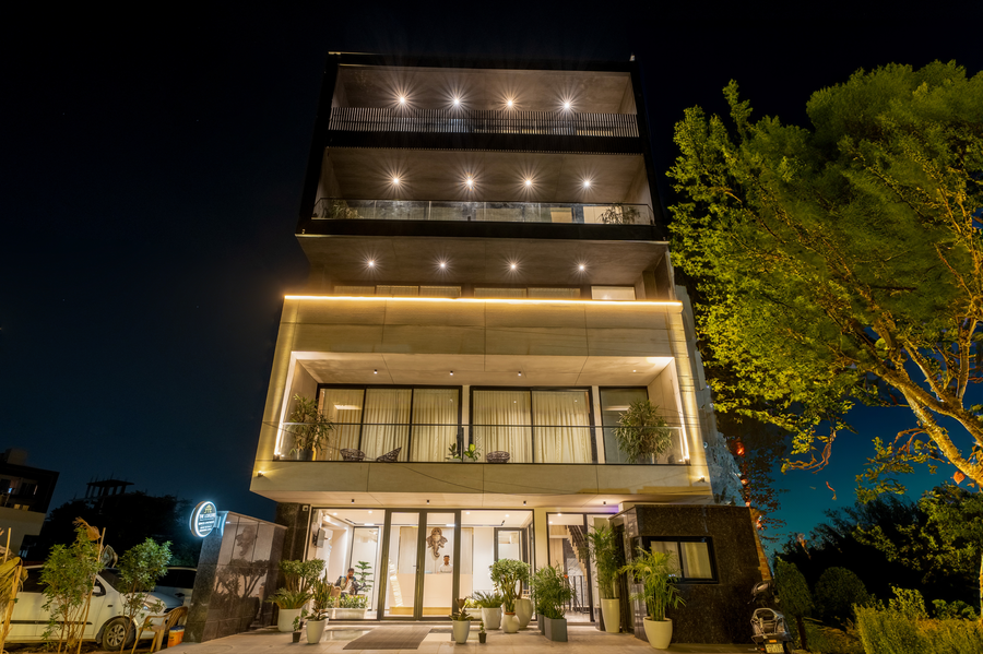 the lodgers luxury hotel near golf course road gurgaon