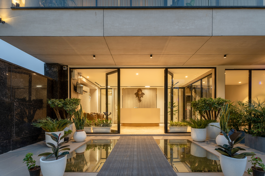 the lodgers luxury hotel near golf course road gurgaon