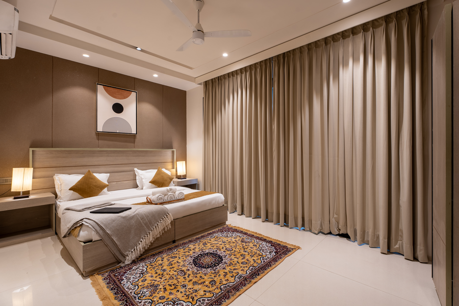 the lodgers luxury hotel near golf course road gurgaon