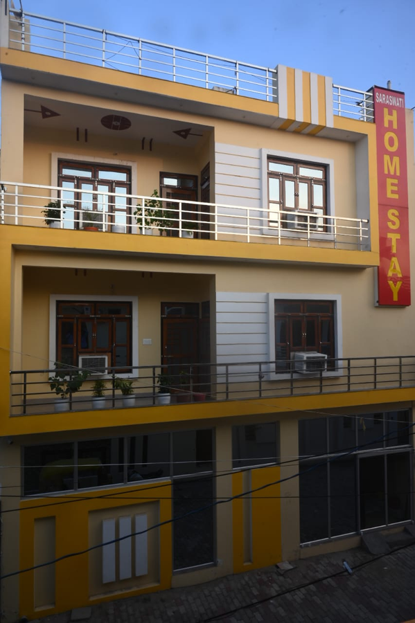 saraswati luxurius home stay