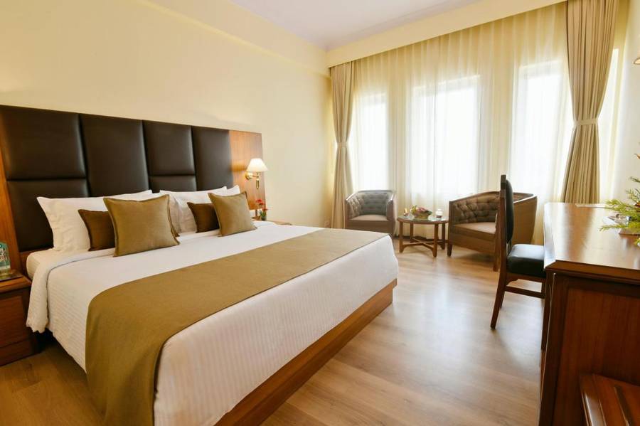 Peerless Hotel Kolkata,Dharamtala Market,4 star