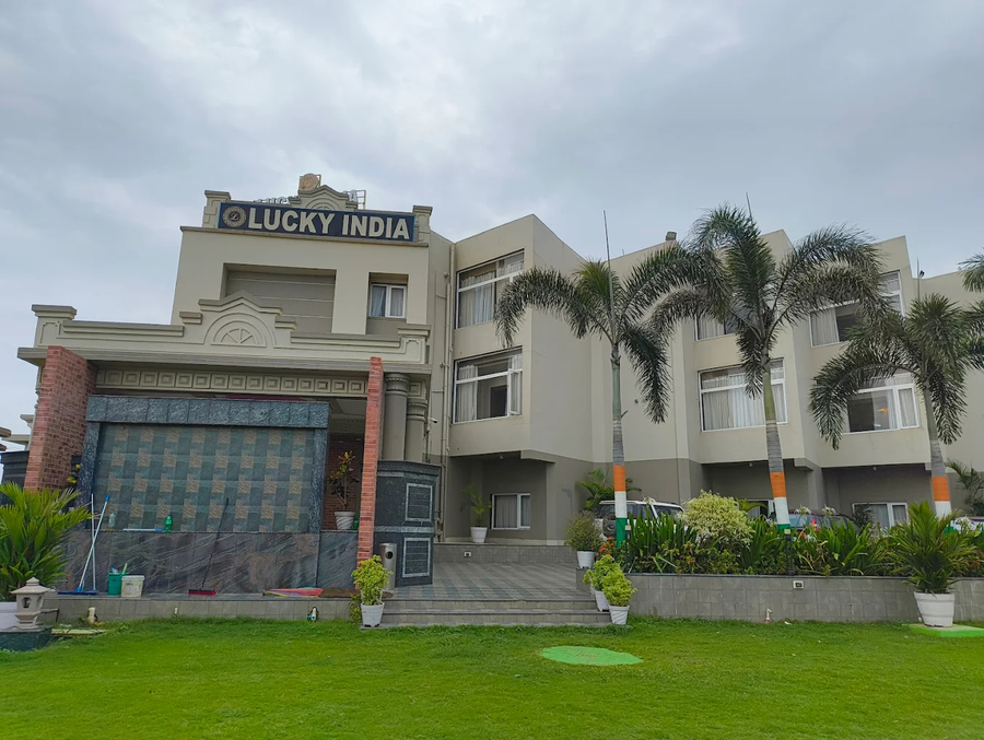 Lucky India Puri,Baliapanda,4 star