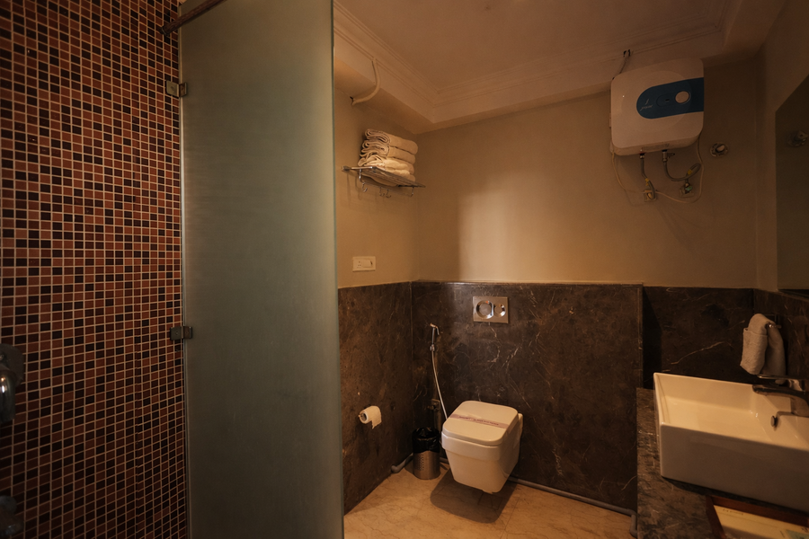 phoenix unmatched comfort hotel near fateh sagar lake udaipur