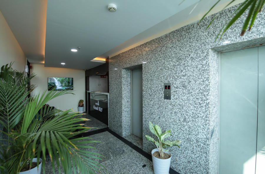 hotel grand sky