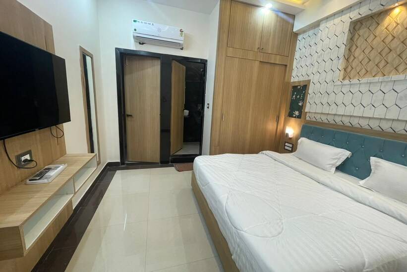 Hotel Abhinandan Palace,Pichola Lake,3 star