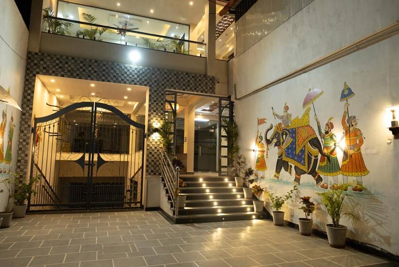 Hotel Abhinandan Palace,Pichola Lake,3 star
