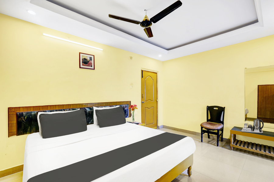 super hotel o padmavathi puram near railway station