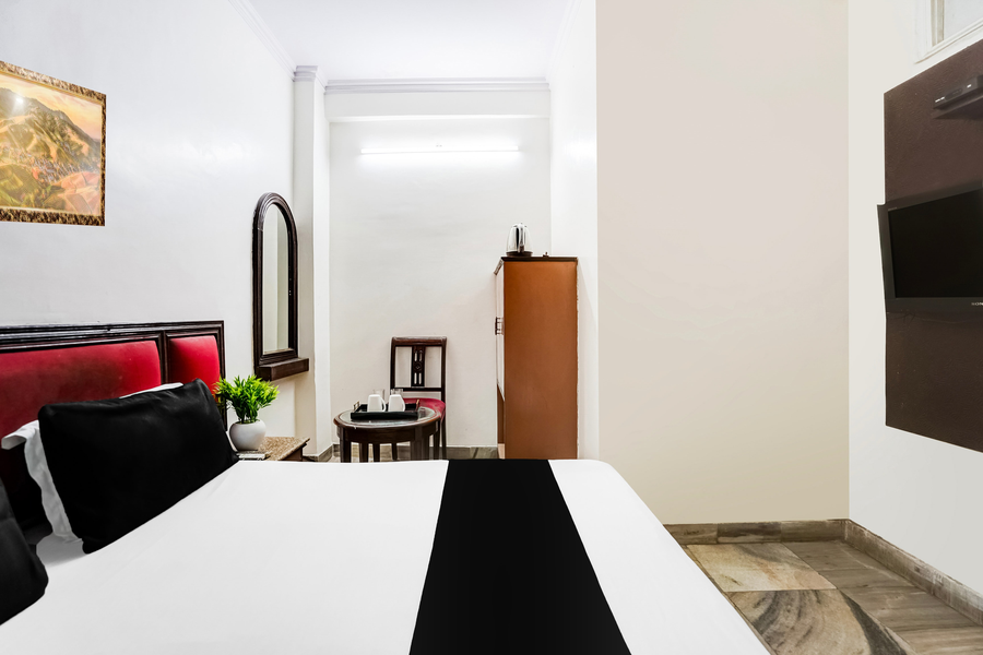 hotel o paharganj near railway station formerly chand palace