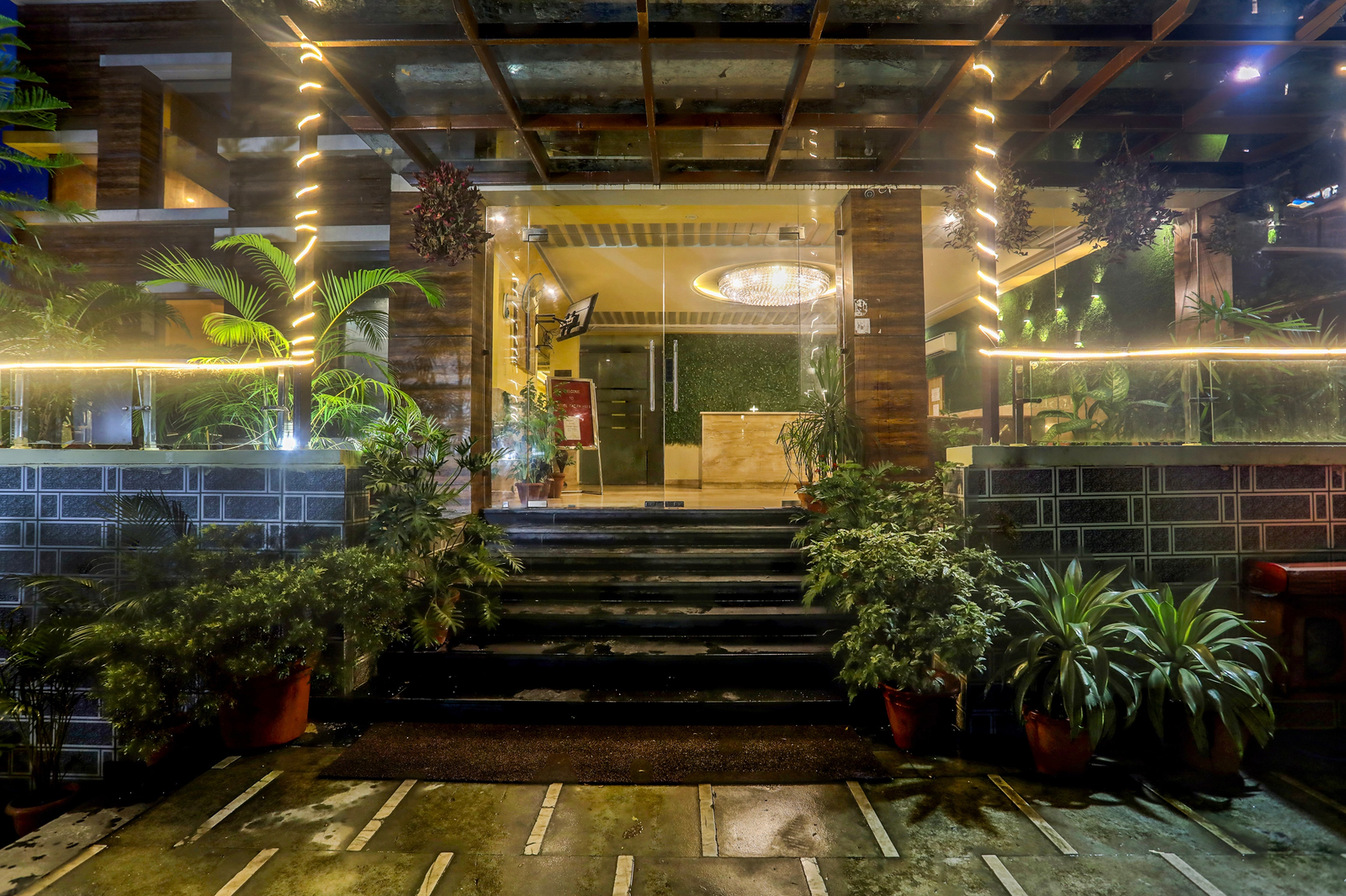 Super Townhouse Oak Pacify Hills,RAJPUR ROAD,3 star