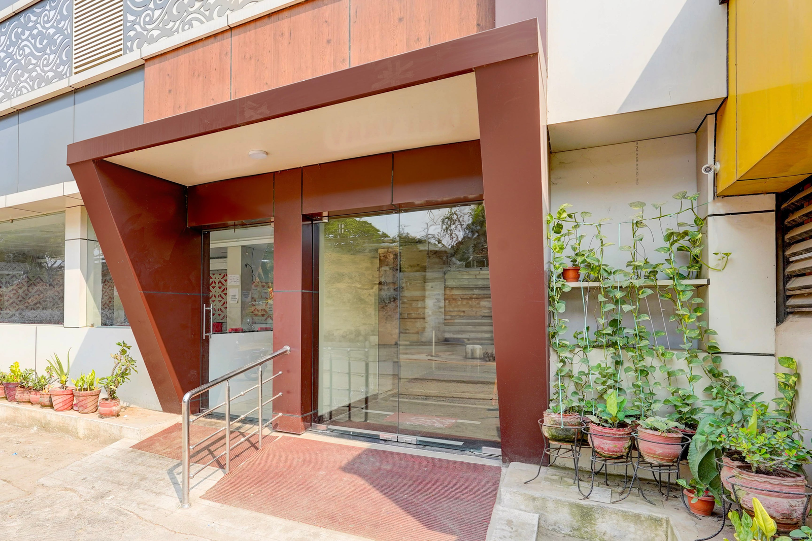 super hotel o perungalathur near bus stand