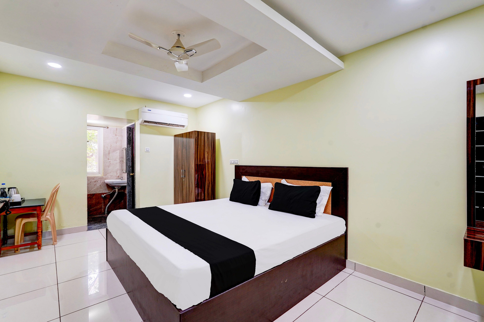 super hotel o perungalathur near bus stand