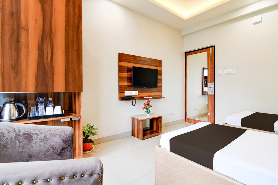 super townhouse kaikhali near airport