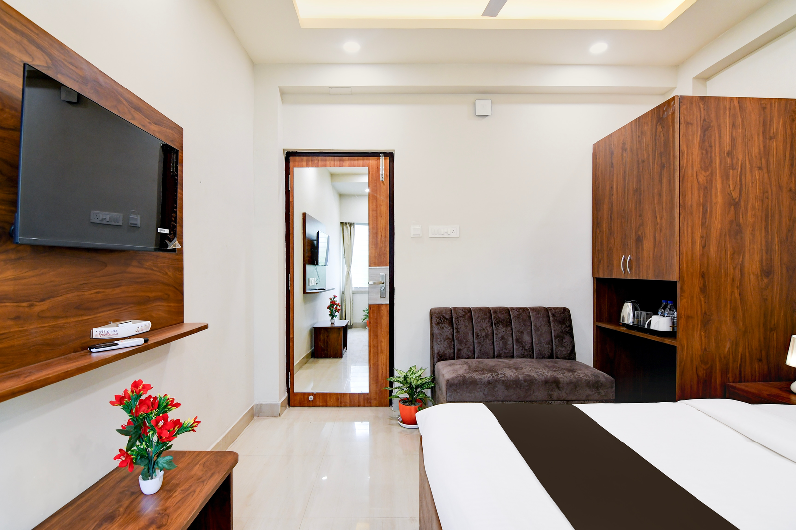 super townhouse kaikhali near airport