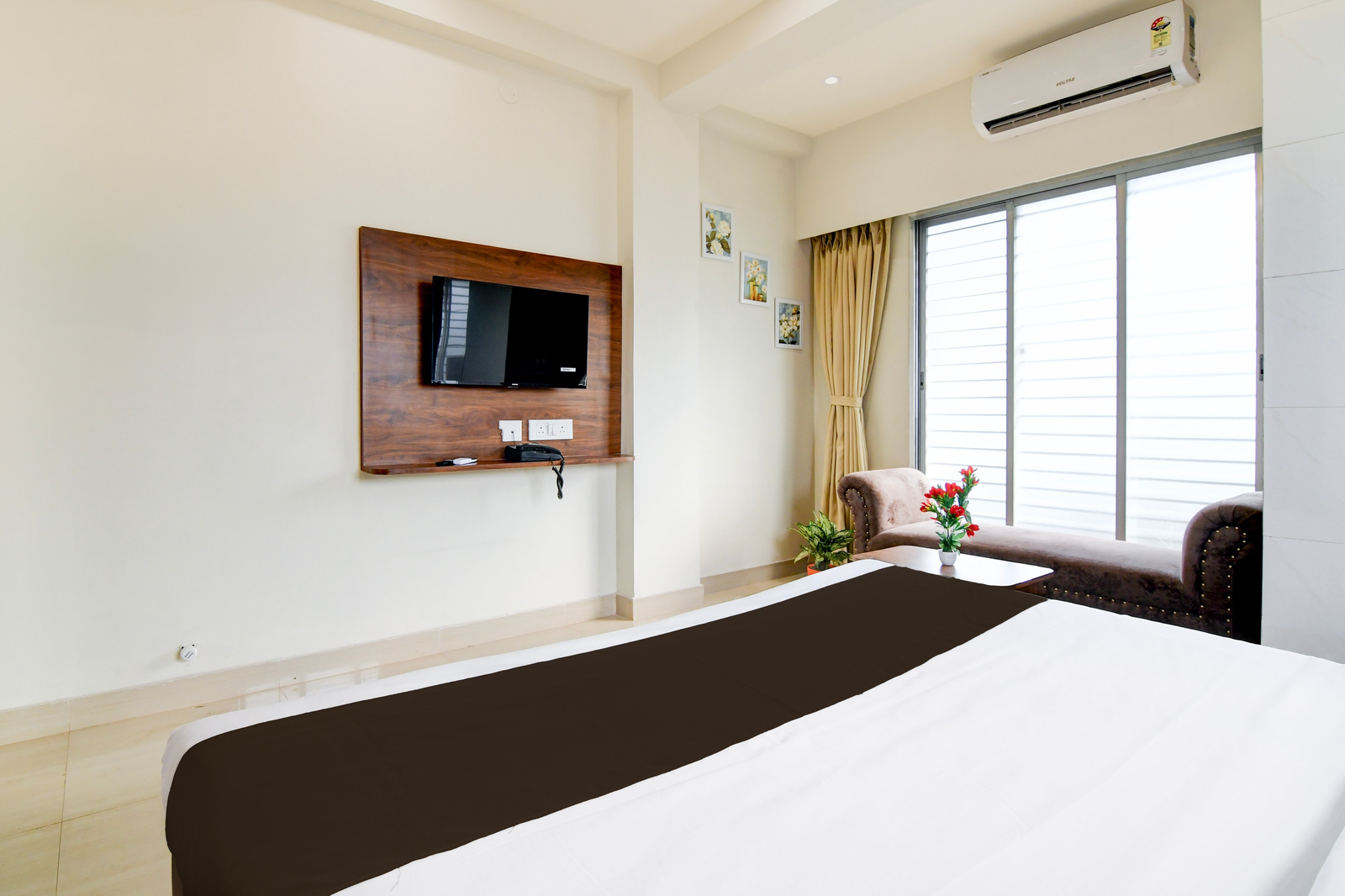 super townhouse kaikhali near airport