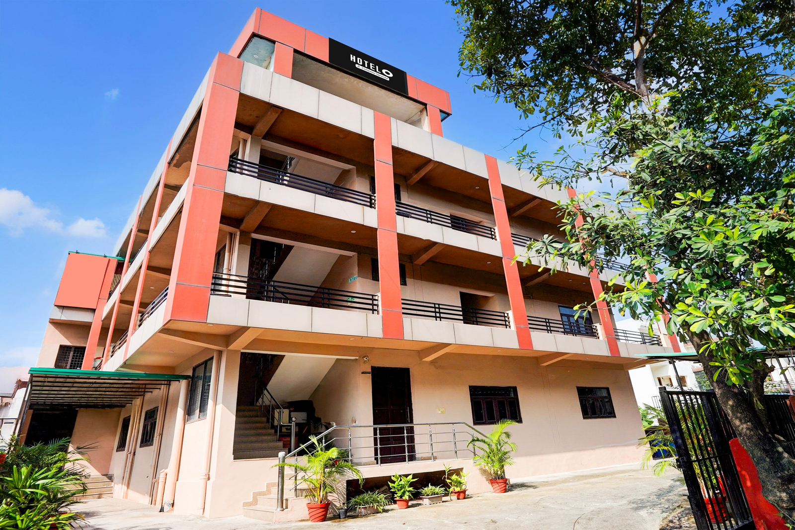 Super Hotel O Gms Road Ballupur Chowk,,4 star