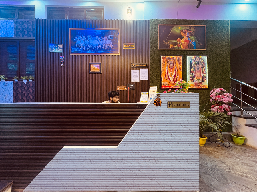 shri radhe radhe paying guest house