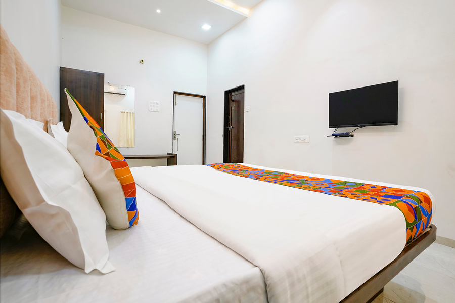 fabhotel saroj inn