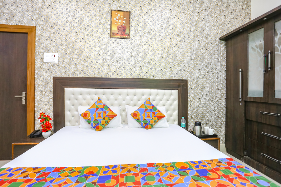 via aditya guest house dasaswamedh ghat