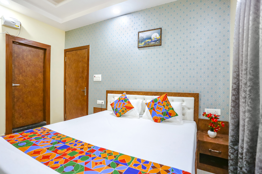 via aditya guest house dasaswamedh ghat