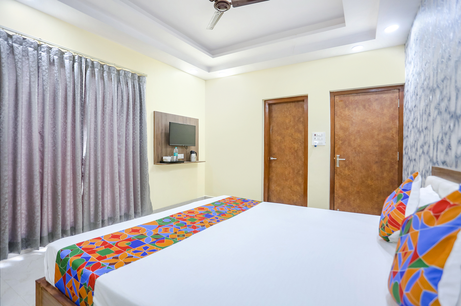 via aditya guest house dasaswamedh ghat