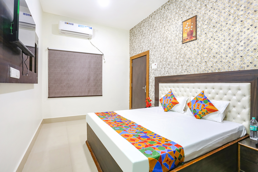 via aditya guest house dasaswamedh ghat