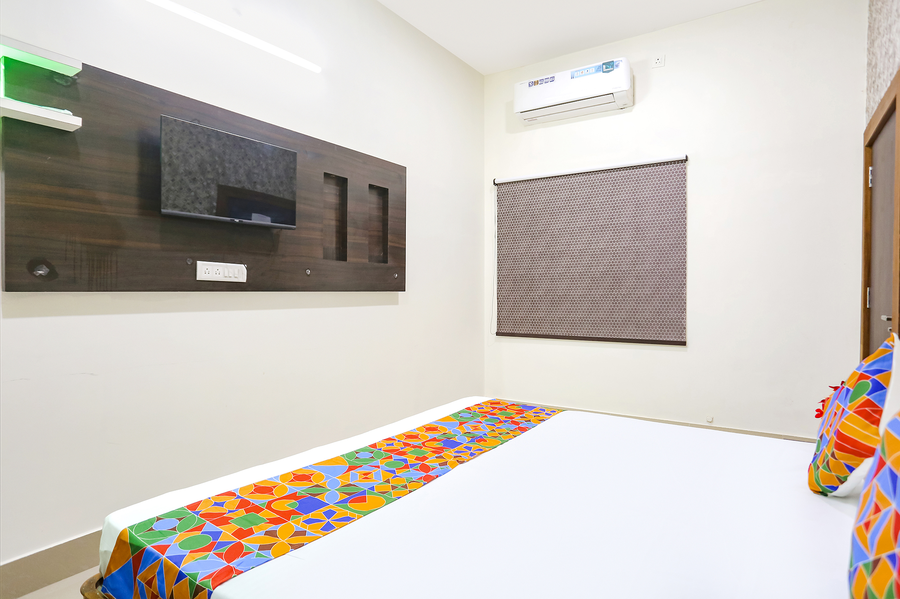 via aditya guest house dasaswamedh ghat