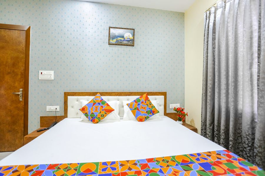 via aditya guest house dasaswamedh ghat
