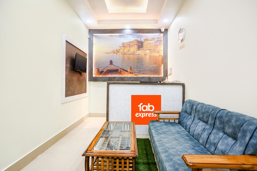 via aditya guest house dasaswamedh ghat