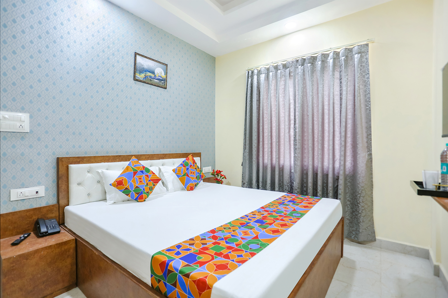 via aditya guest house dasaswamedh ghat