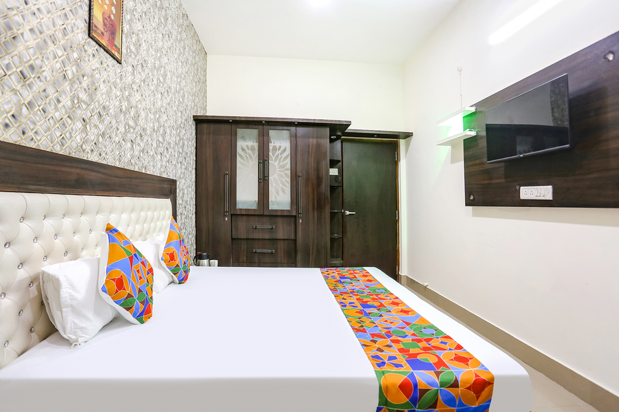 via aditya guest house dasaswamedh ghat