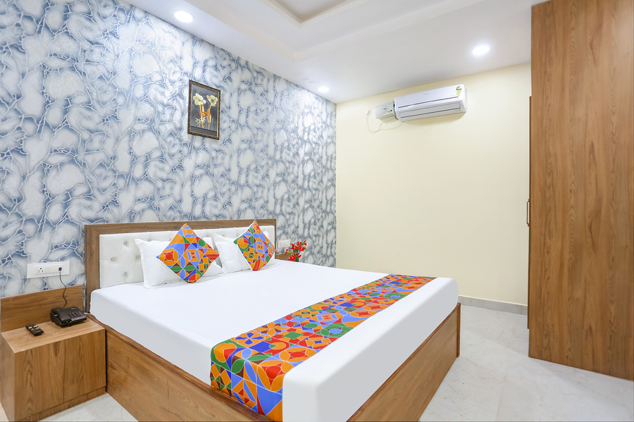 via aditya guest house dasaswamedh ghat