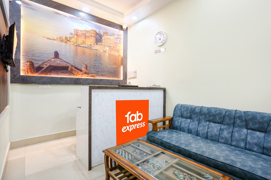 via aditya guest house dasaswamedh ghat