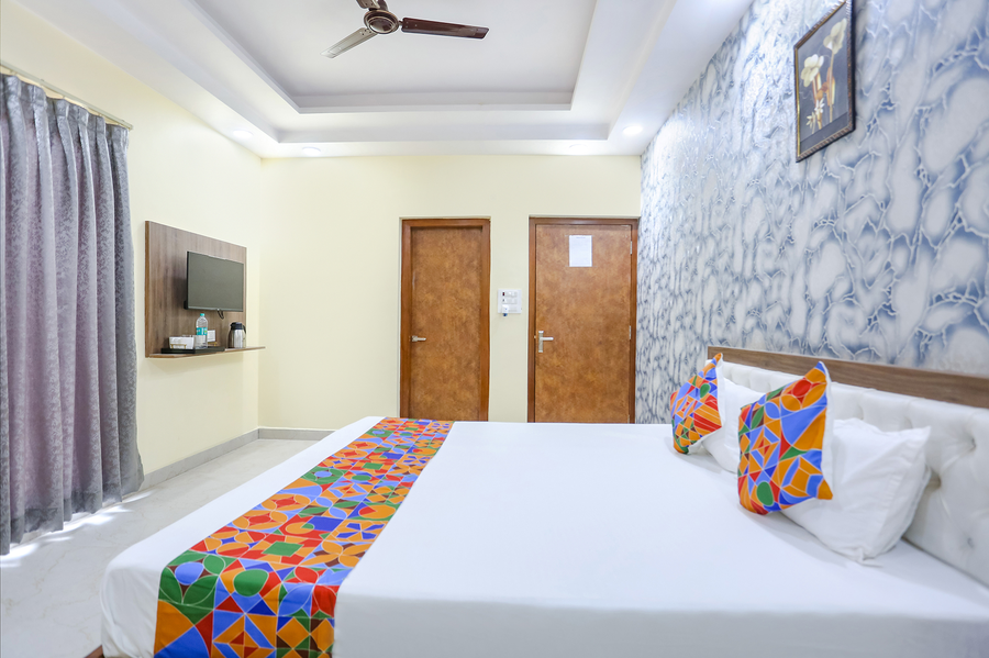 via aditya guest house dasaswamedh ghat