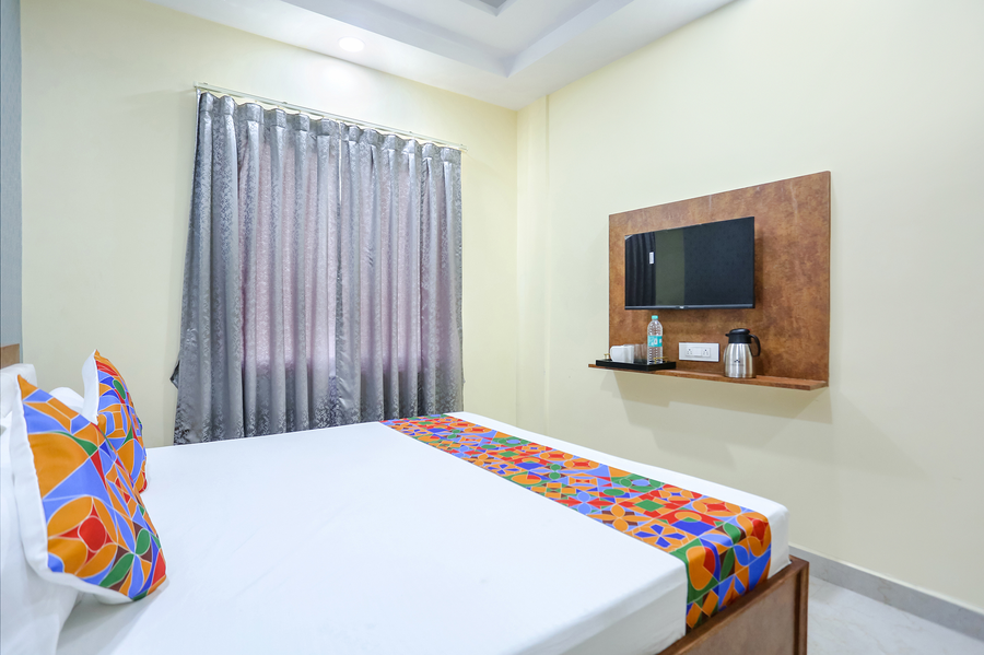 via aditya guest house dasaswamedh ghat