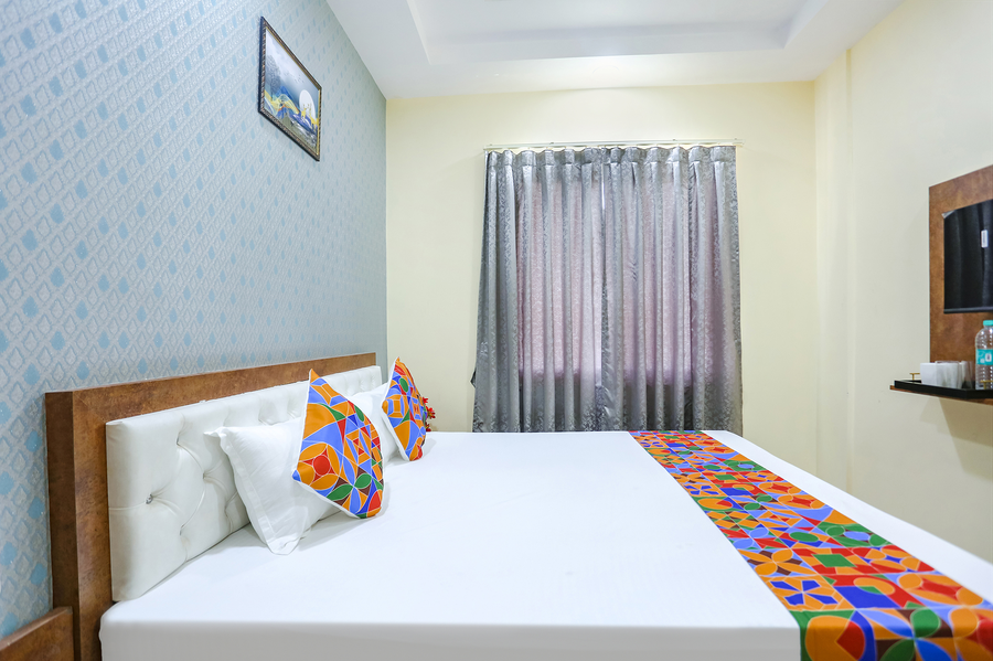 via aditya guest house dasaswamedh ghat