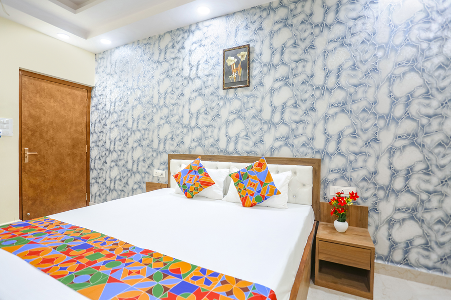 via aditya guest house dasaswamedh ghat