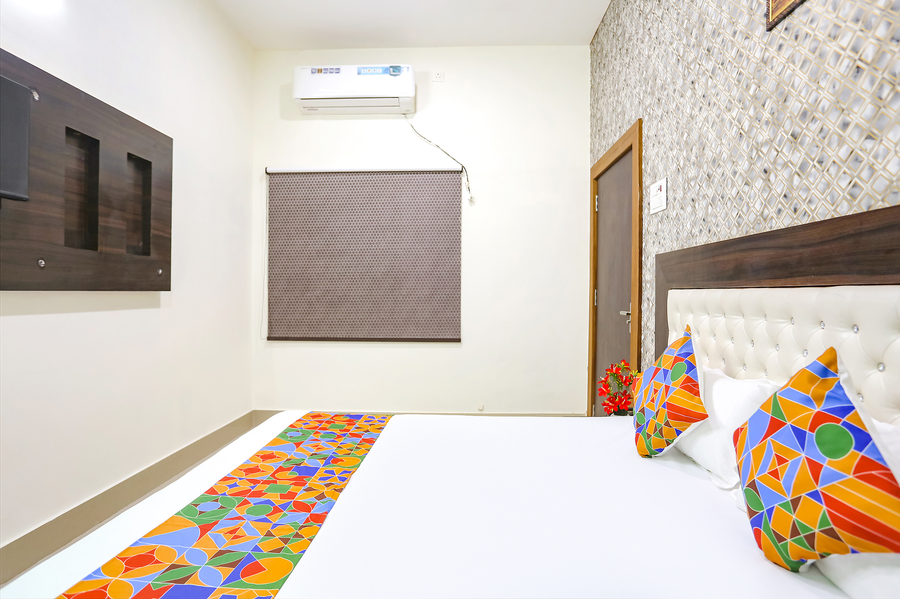 via aditya guest house dasaswamedh ghat