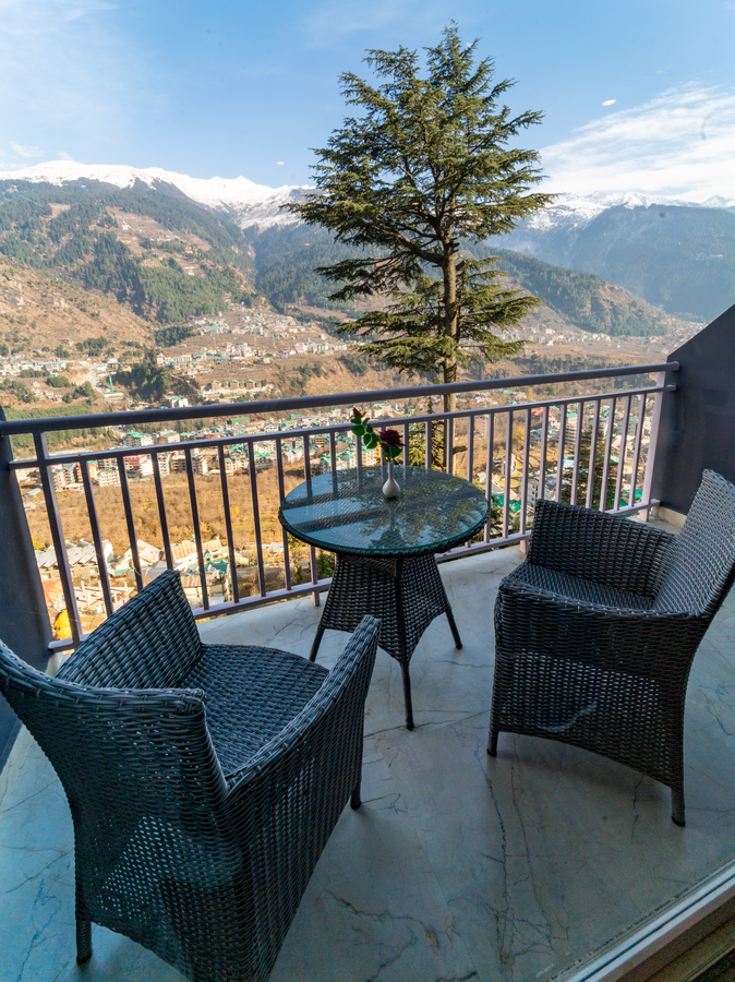 the whitestone inn and suites manali