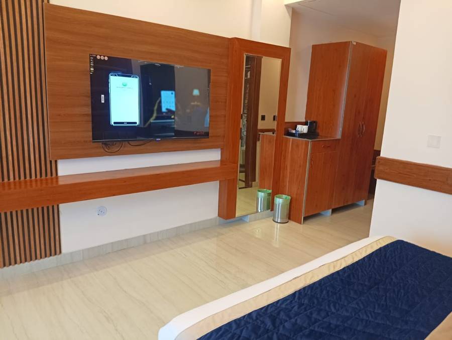 Clovis Hotel & Restaurant,Chail Road,3 star