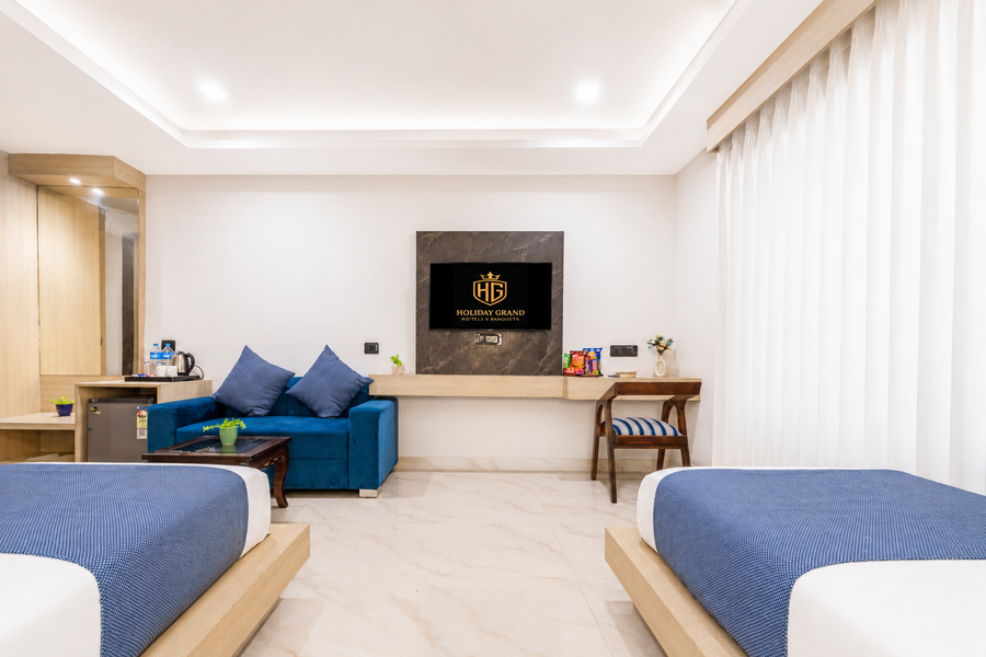 hotel holiday grand near expo mart