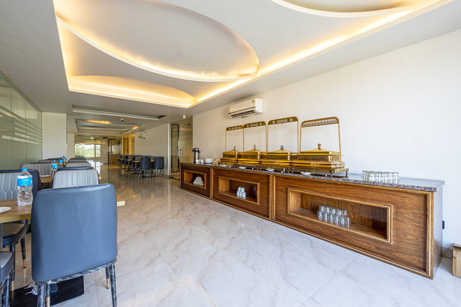 hotel holiday grand near expo mart