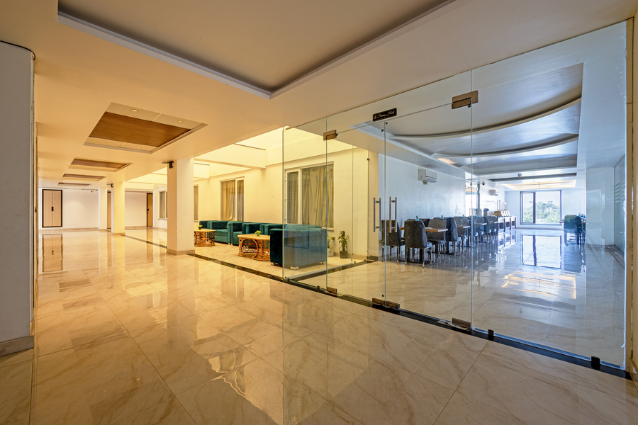 hotel holiday grand near expo mart
