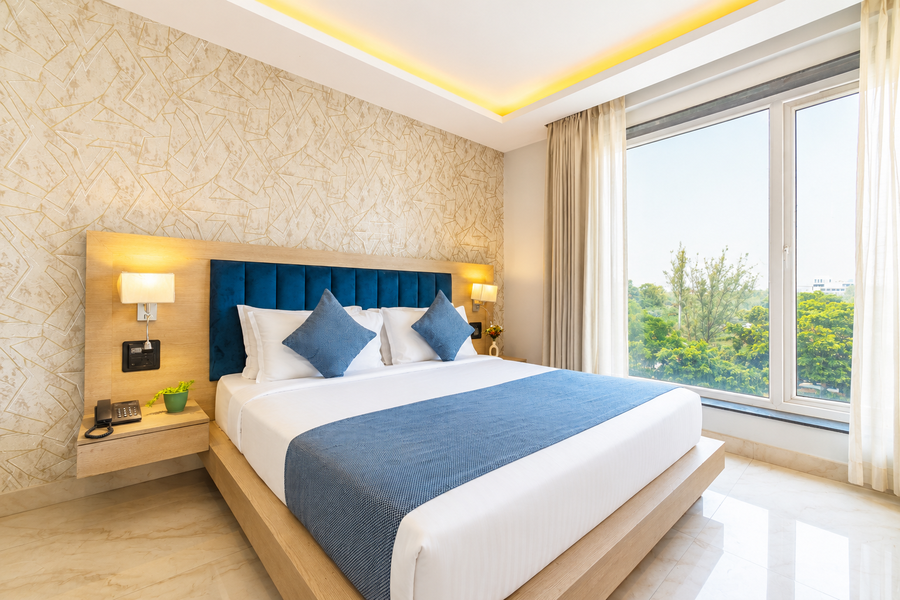 hotel holiday grand near expo mart