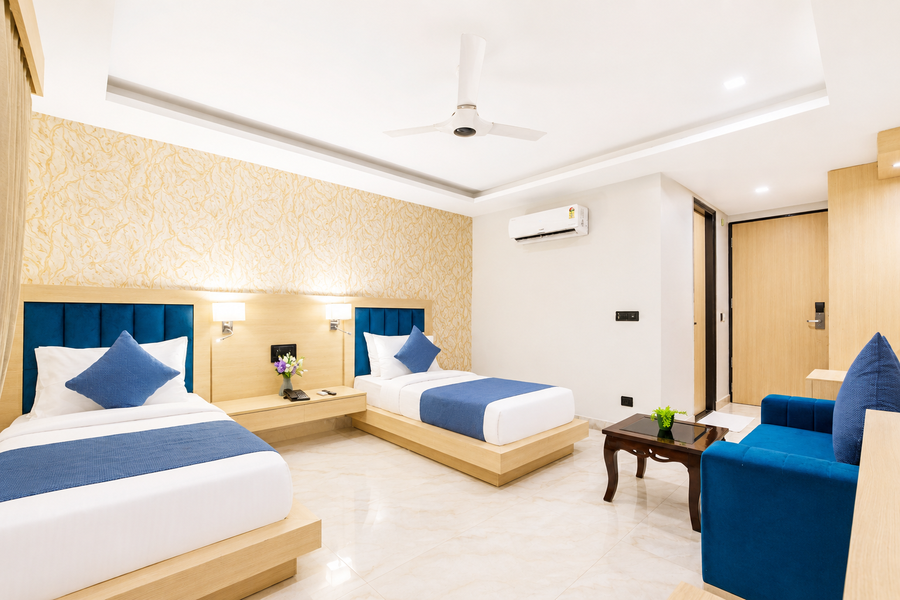 hotel holiday grand near expo mart