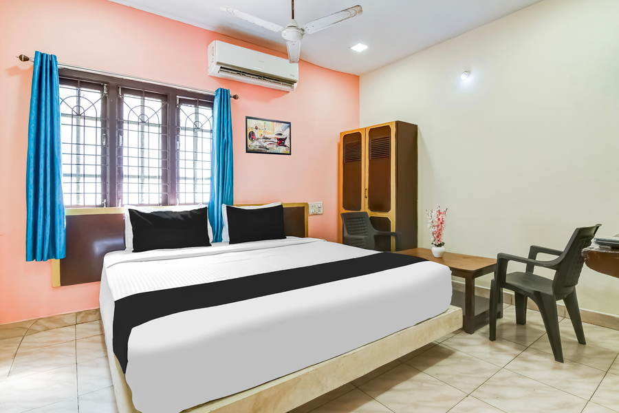 super hotel o akkayaplem near railway station