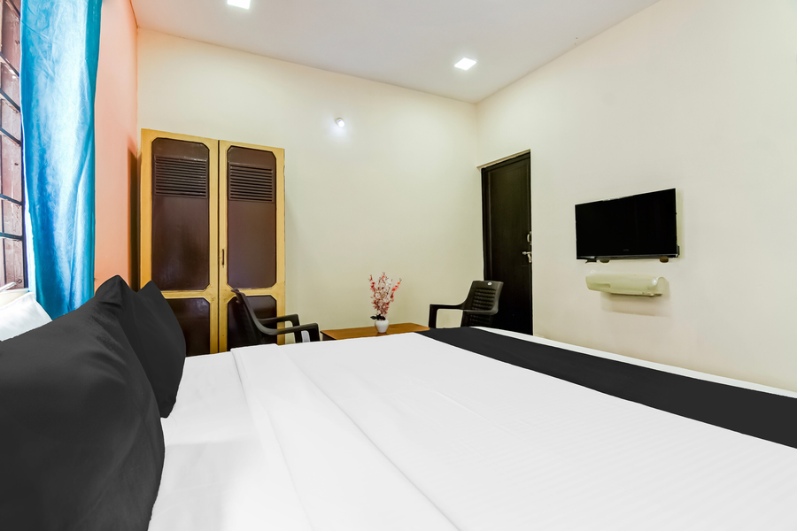 super hotel o akkayaplem near railway station
