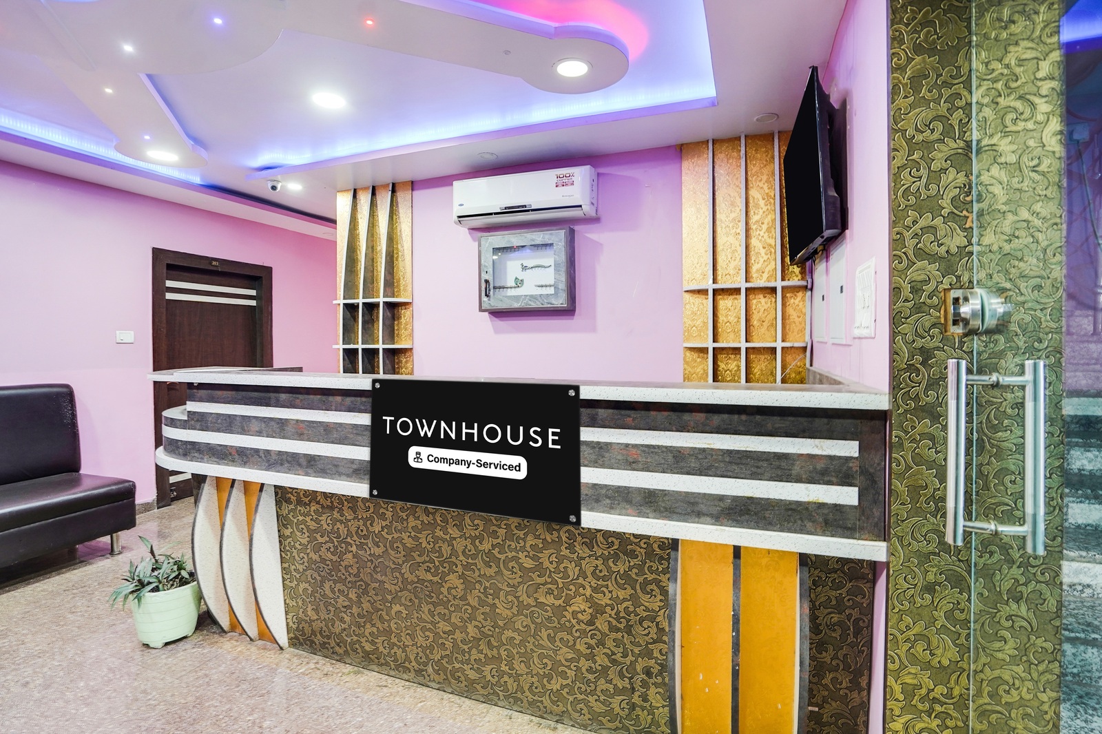 Super Townhouse Butler Road Near Maripur Chowk,,3 star