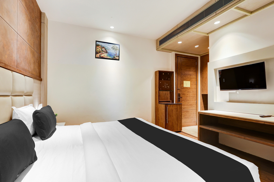 townhouse chhatarpur near metro park