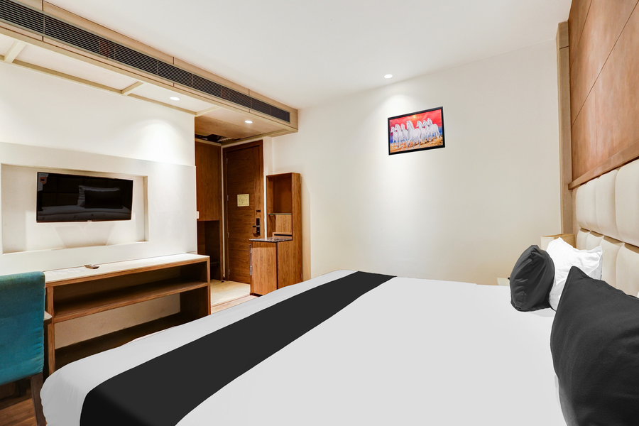 townhouse chhatarpur near metro park